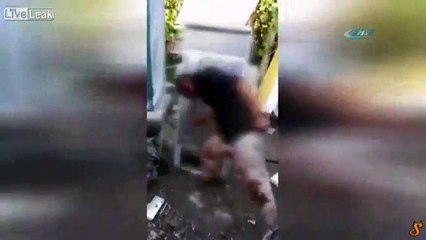 Buzdolabına kafa atan adam