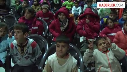 İzzet Günay ve Ünal Küpeli, Konteynır Kentte Sığınmacılarla Birlikte Film İzledi