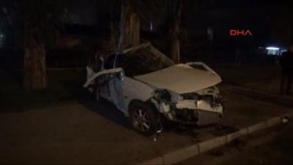 İzmir Otomobil Aydınlatma Direğine Çarptı: 1 Ölü