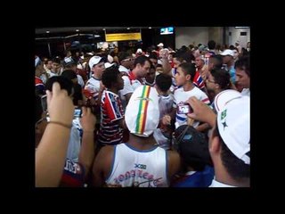 Desembarque do Fortaleza no aeroporto após o jogo com o Oeste