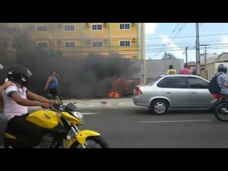 Incêndio do carro na av. Domingos Olímpio