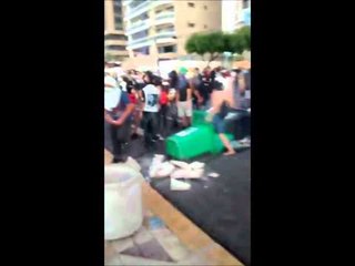 Manifestantes fazem barreira com lixeiras na Beira Mar