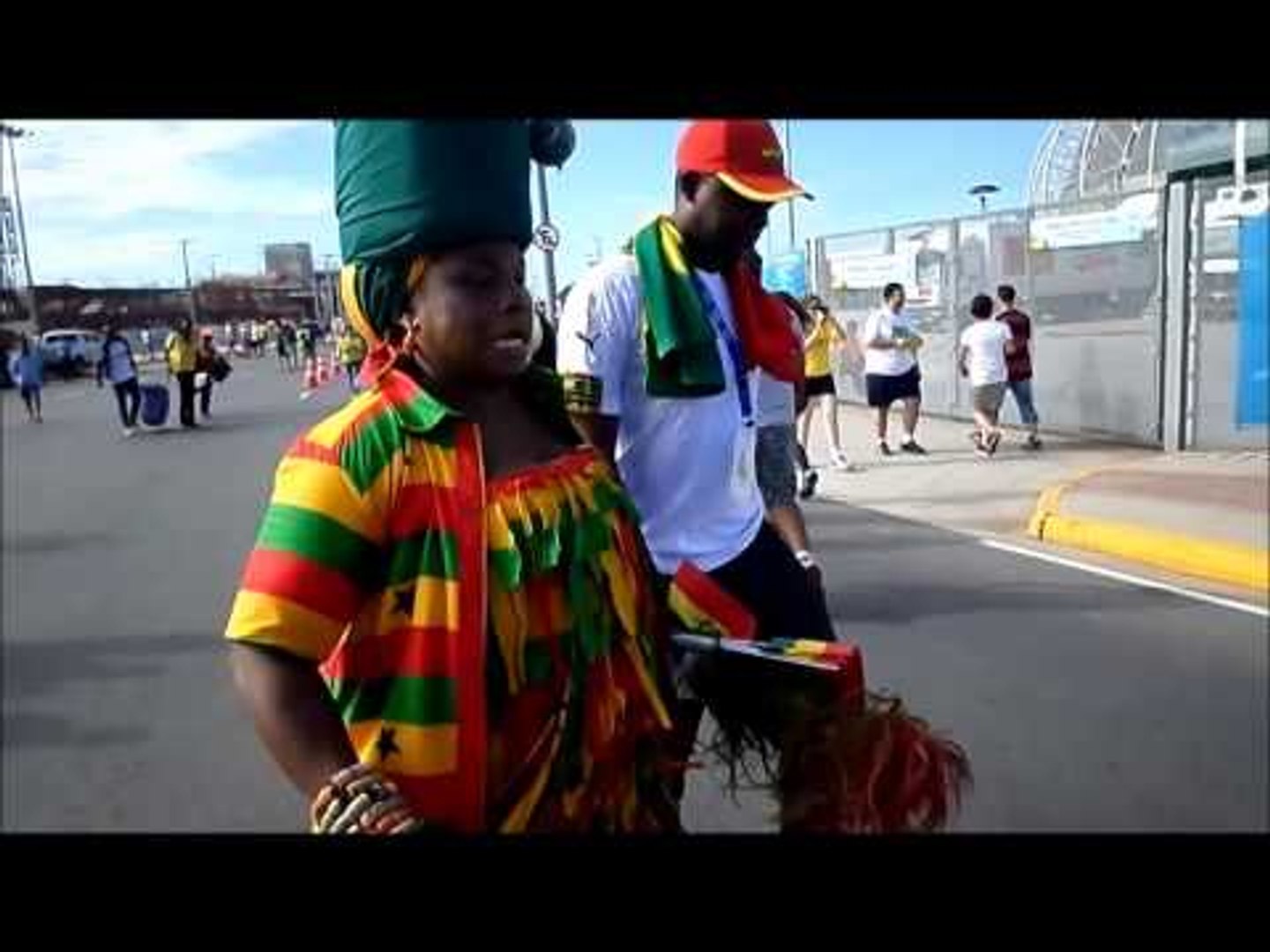 Torcedora de Gana ensina dança típica de seu país - Vídeo Dailymotion