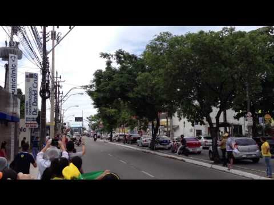 A caminho do último treino, Seleção Brasileira mobiliza torcedores em Fortaleza