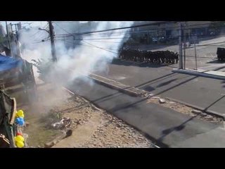 Confronto entre manifestantes e policiais na desocupação do Cocó