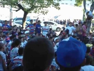 Torcida do Fortaleza faz protesto pacífico no Pici