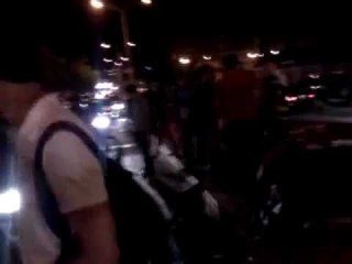 Carro bate em poste e congestiona o trânsito na avenida Washington Soares