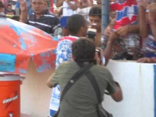 Guto assediado por torcedores do Fortaleza