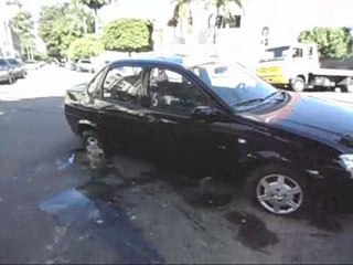 Fortaleza O POVO - Carro cai em buraco no bairro Aldeota