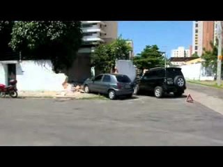 Colisão entre dois veículos derruba parte de muro de casa na Aldeota