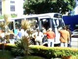 Passageiros são obrigados a descer de ônibus.wmv
