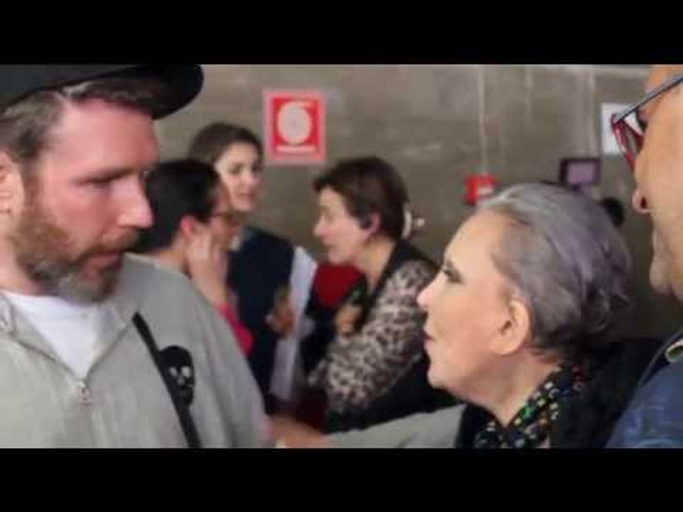 Alexandre Herchcovitch recebe Regina Guerreiro após desfile no SPFW
