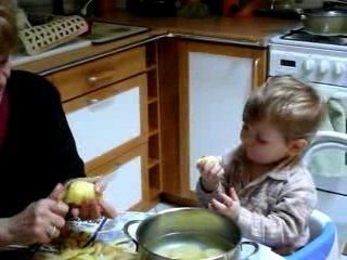Sacha epluche les patates avec Oma