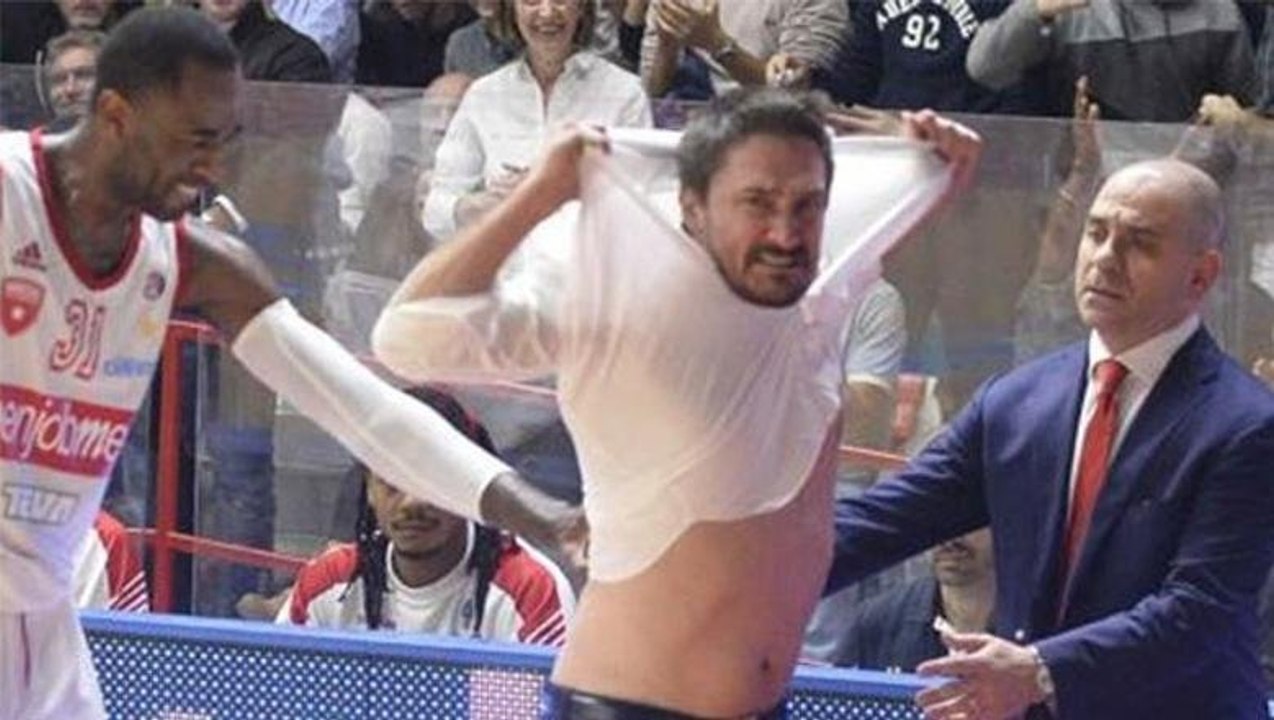 Çılgın koç gömleğini parçaladı