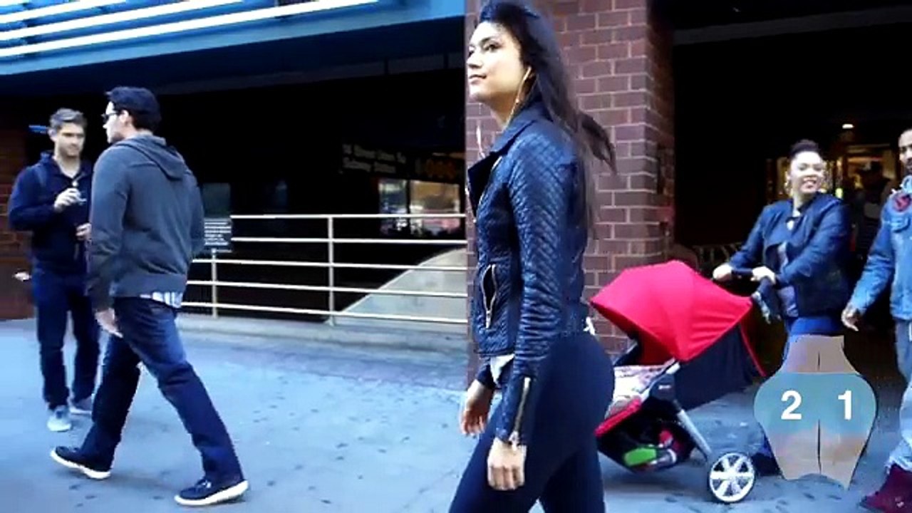 Elle cache une mini caméra sur ses fesses pour voir qui lui mate le derrière !