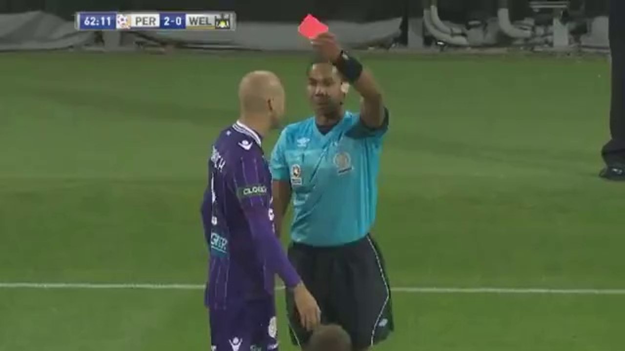 Un footballeur prend un carton rouge après 17 secondes