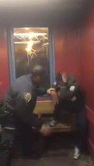 Policier de NYPD très violent : il frappe un jeune au visage!