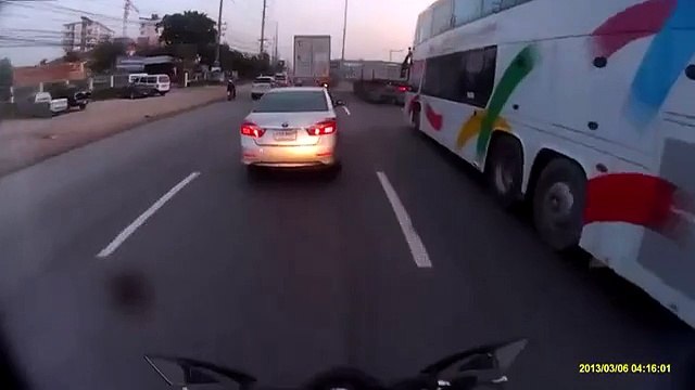 A deux doigts de se faire écraser par un camion