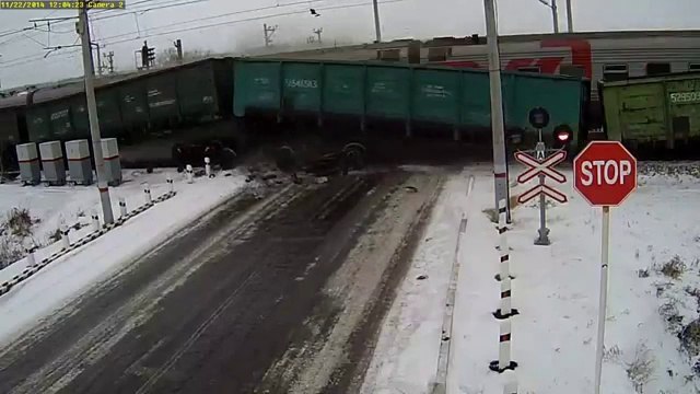 Camion VS train de marchandise : impossible de freiner sur une route glissante!