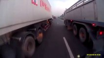 Scooter presque écrasé par un camion - A 2 doigts de la mort!