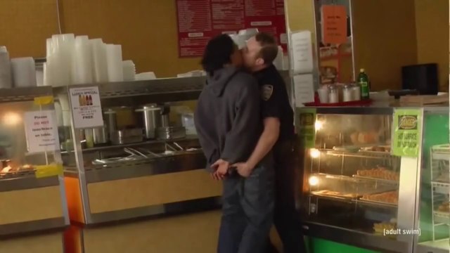 Un fou arrêté dans une boulangerie?! Et il embrasse le flic... WTF