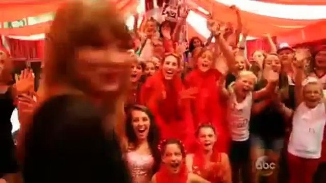 American Music Awards 2014 | Taylor Swift Wins Dick Clark Award Of Excellence