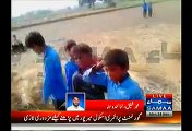 Nankana Sahib:- School Administration Forces Students To Do Labor In The Farming Field