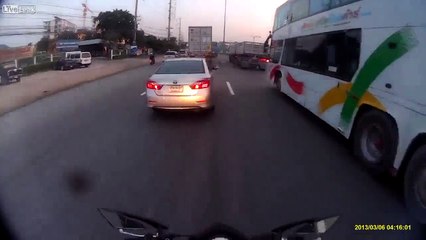 Dunya News - Unbelievably lucky scooter rider