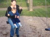 Esteban et maman sur la balançoire