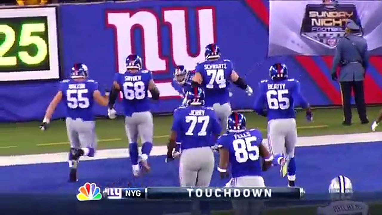 Jogador se estica todo para marcar um touchdown