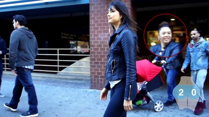 Une femme se promène à New-York avec une caméra sur ses fesses