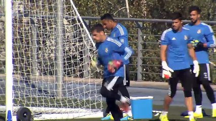 Casillas y Bravo, en la lista para el mejor portero del año