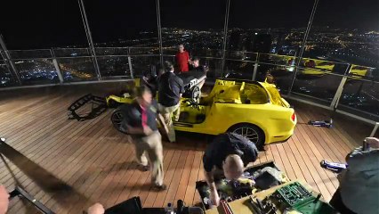 Une Mustang assemblée sur le plus haut gratte-ciel du monde !