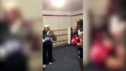Dunya News - Old Man Knocks Down Boxer