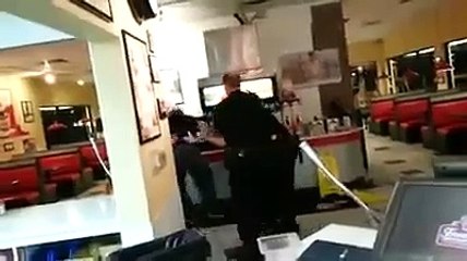 Un homme résiste aux tasers de la police ...