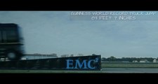 Un camion saute par-dessus une F1 Lotus
