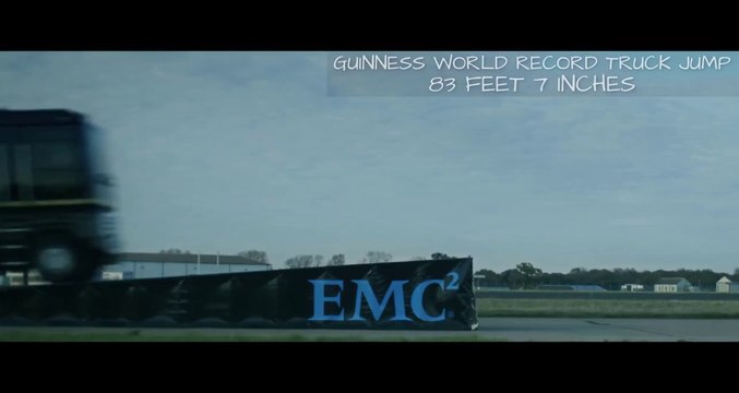 Un camion saute par-dessus une F1 Lotus