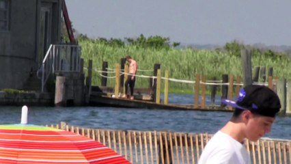 5SOS' Austin Irwin is SHIRTLESS at the Beach in NY!