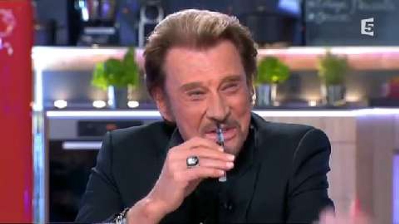 Johnny Hallyday fier de sa cigarette... électronique sur France 5