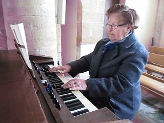 A 90 ans, elle anime toujours la messe