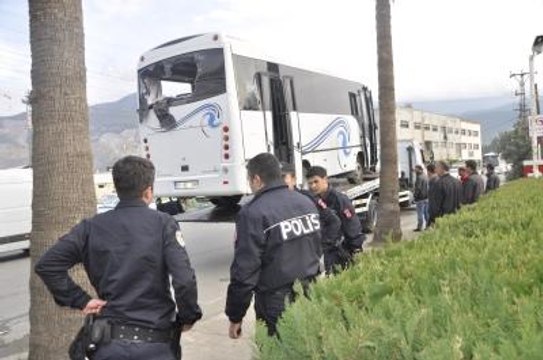 Çevik Kuvvet Otobüsü Kamyonetle Çarpıştı: 8 Polis Yaralı