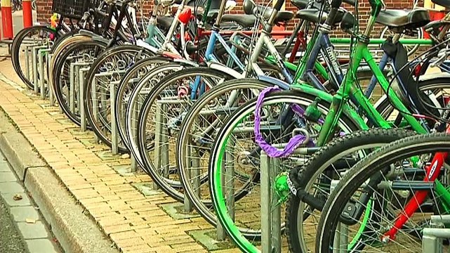 Fietsparkeervakken vervangen deel van fietsrekken in Stad - RTV Noord