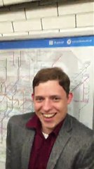 2 Anglais font du ping pong dans le métro Londonnien