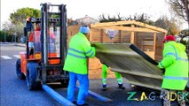 Marché de Noël d’Althen des Paluds 2013: Montage des chalets en cours.