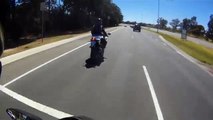 Un motard esquive un kangourou sur la route