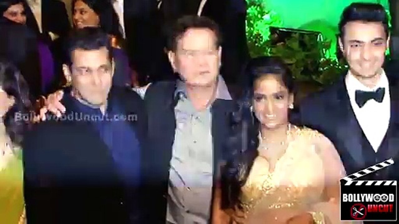 Salman Khan _ Shahrukh Khan’s KISS Goes Viral - WATCH VIDEO BY video vines Dh1