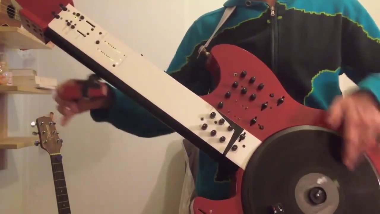 Il scratche avec sa guitare vinyle