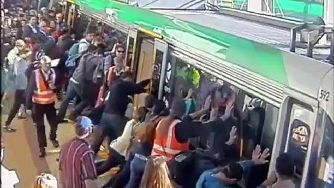 Ils soulèvent le métro pour sauver sa jambe