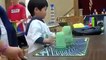 Enfant Chinois empile des gobelets à la vitesse du son