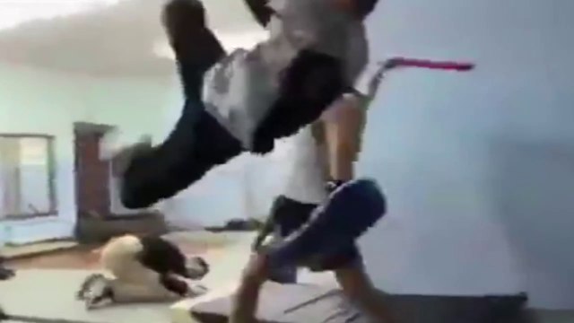 Guy recreates famous 300 battle scene in gym – SPARTA